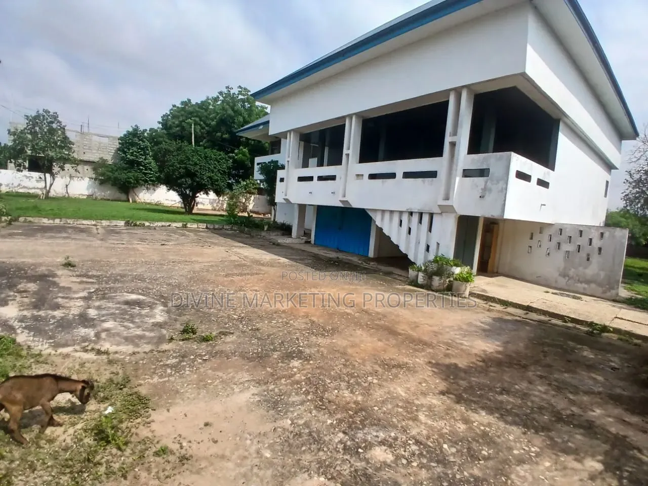 5bdrm House in Maame Dokono Area for sale