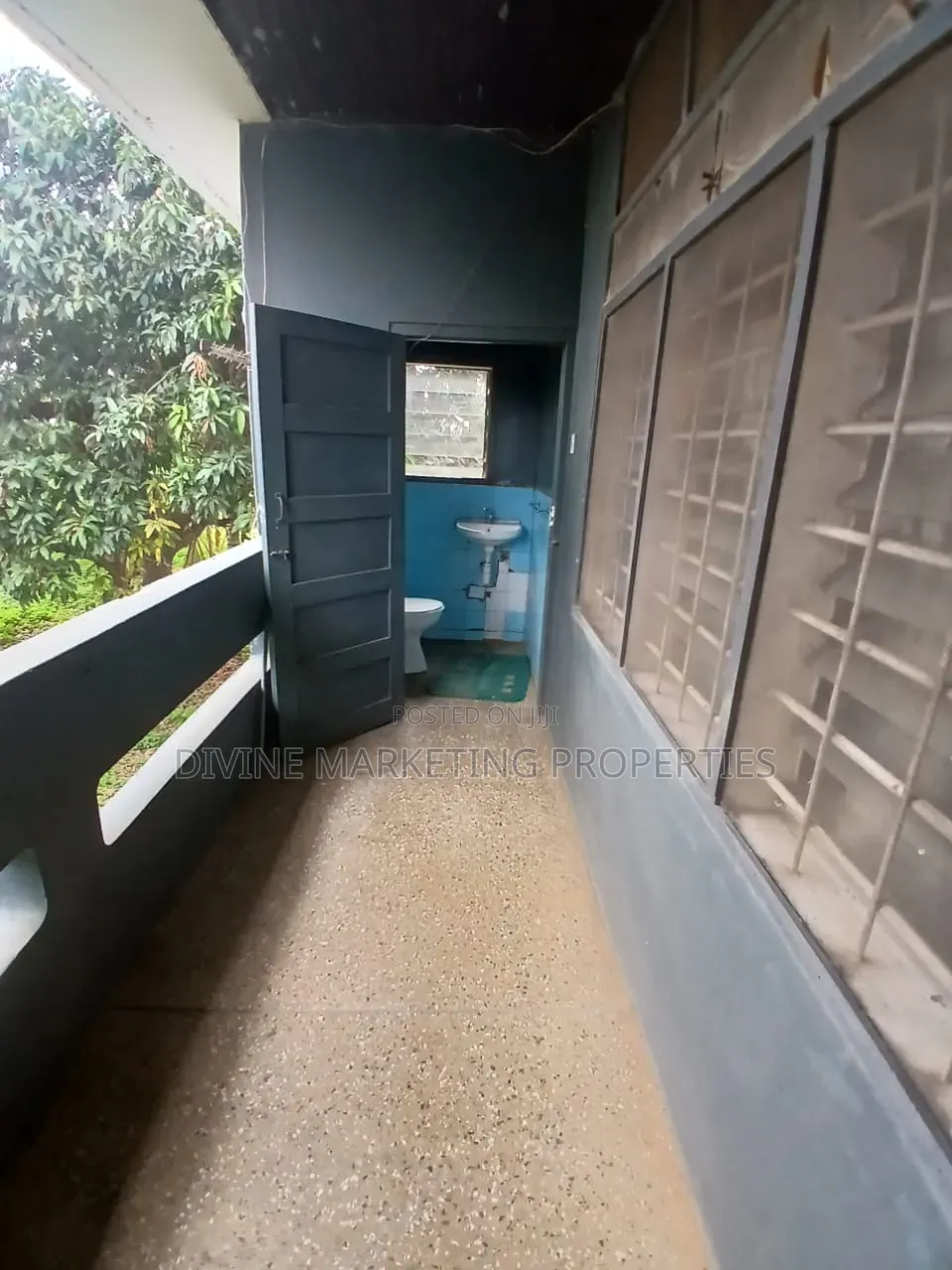5bdrm House in Maame Dokono Area for sale