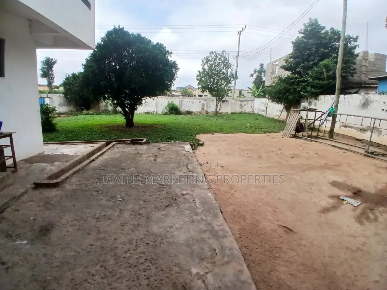 5bdrm House in Maame Dokono Area for sale