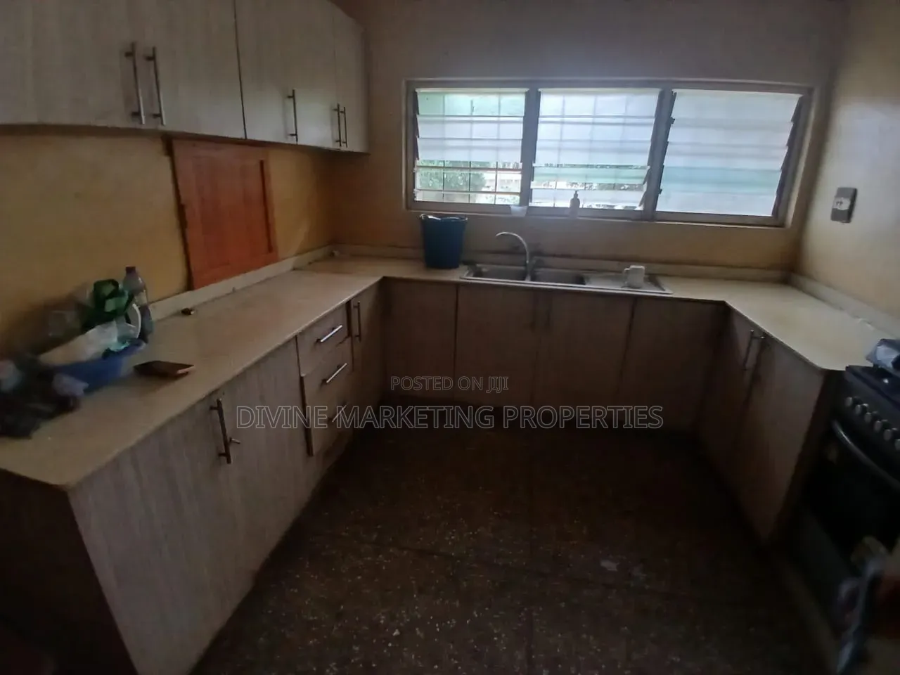 5bdrm House in Maame Dokono Area for sale