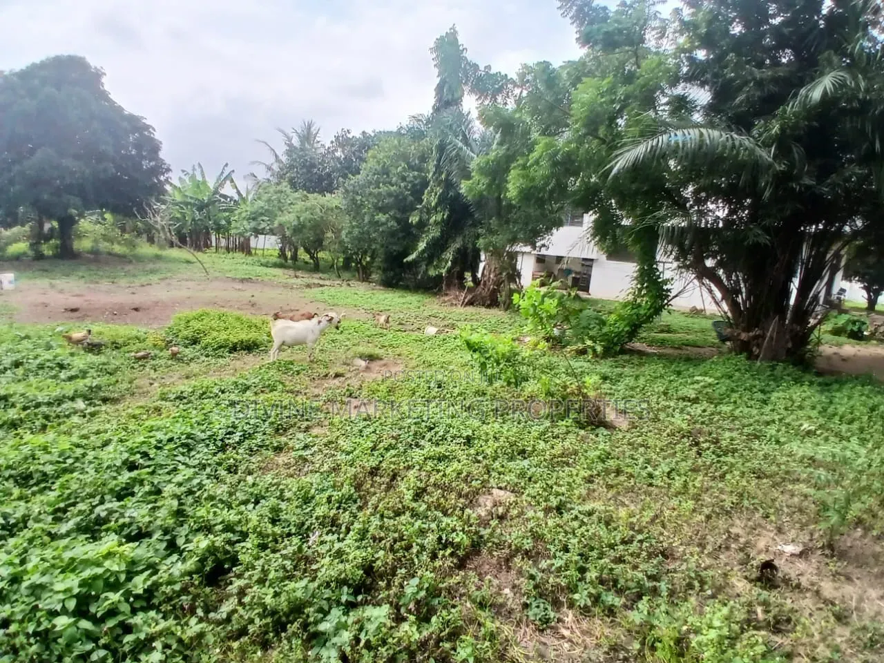 5bdrm House in Maame Dokono Area for sale