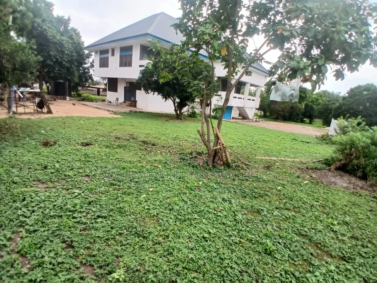 5bdrm House in Maame Dokono Area for sale
