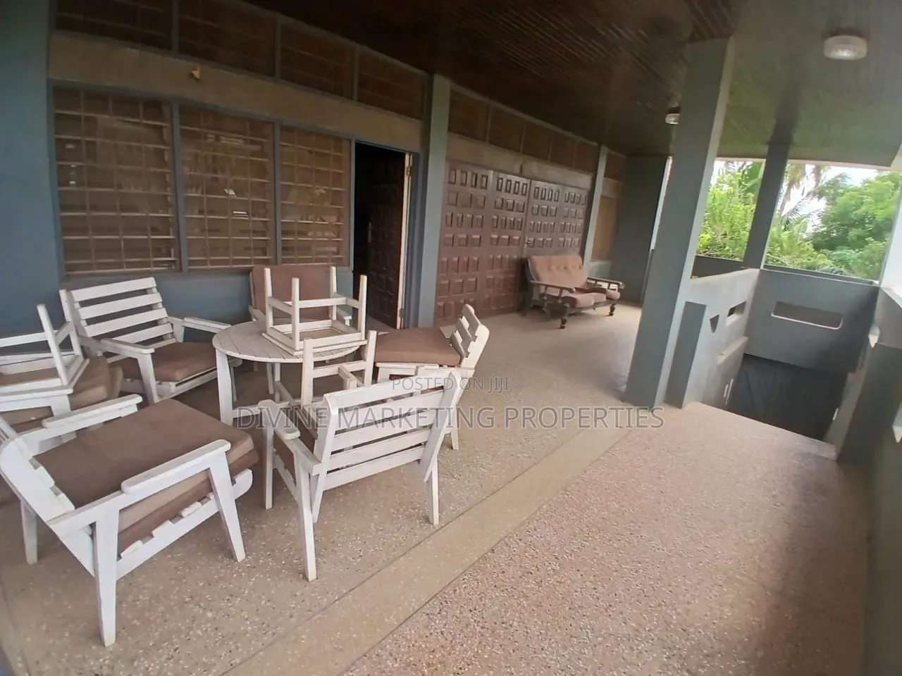 5bdrm House in Maame Dokono Area for sale