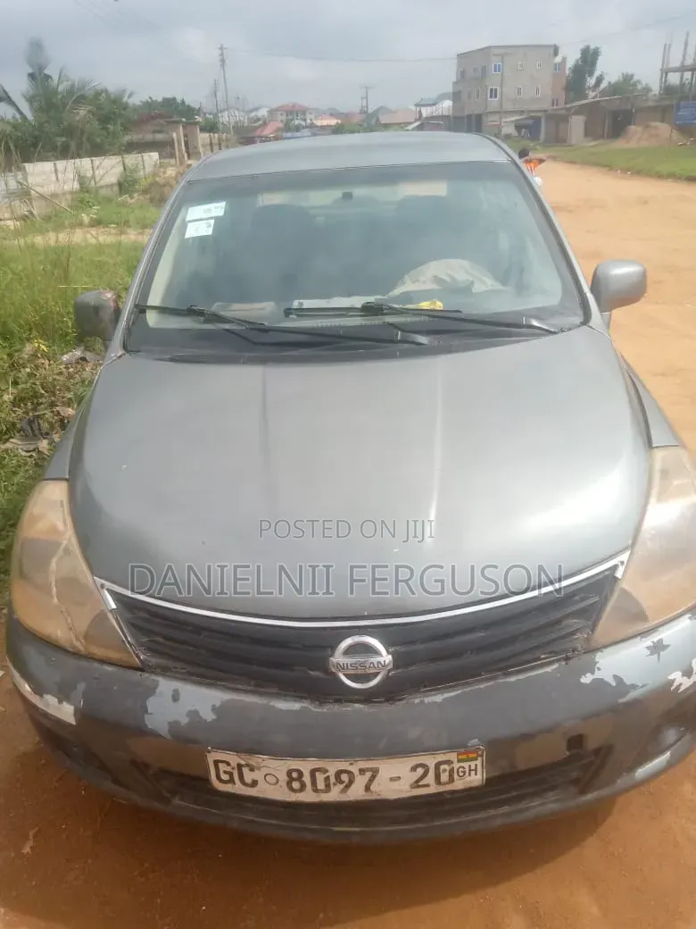 Nissan Versa 2011 Gray