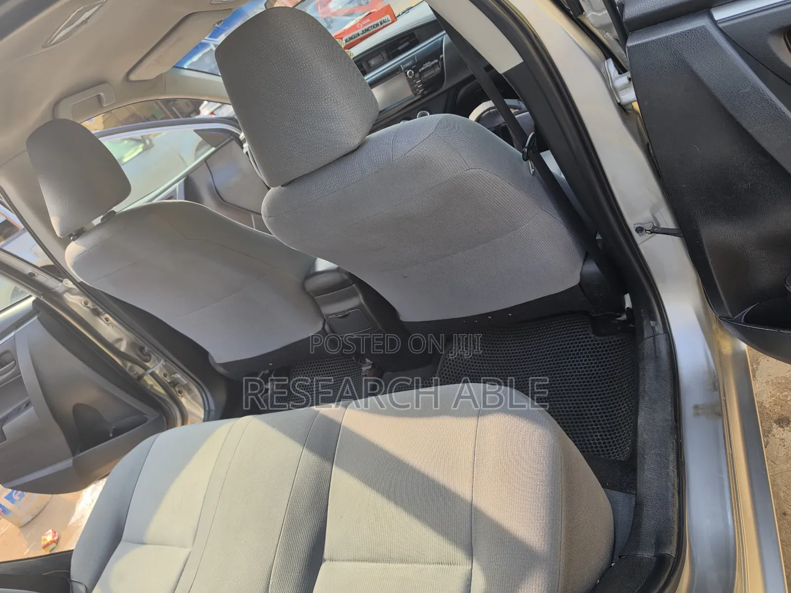 Toyota Corolla LE 4dr Sedan (1.8L 4cyl CVT) 2014 Silver