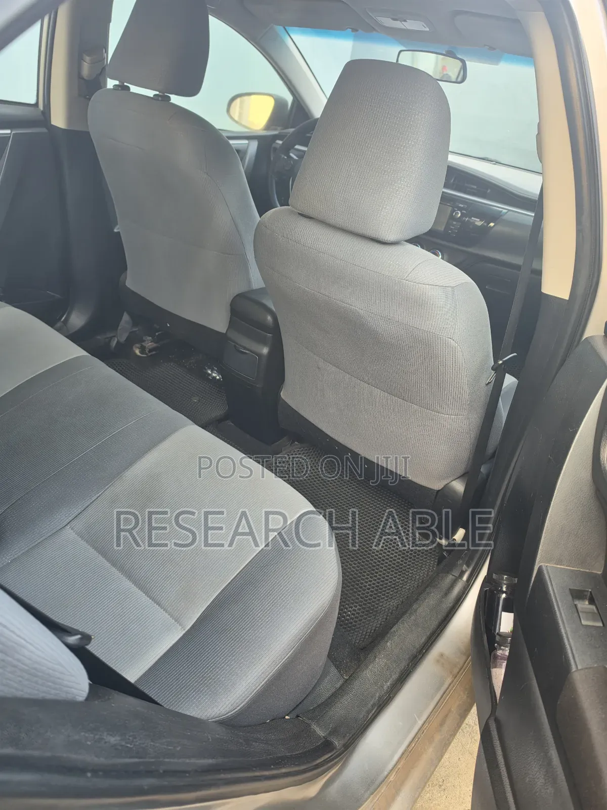 Toyota Corolla LE 4dr Sedan (1.8L 4cyl CVT) 2014 Silver