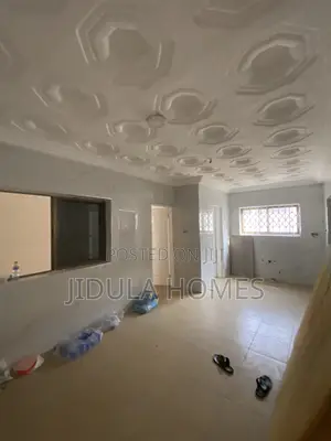 5bdrm Apartment in Ashale Botwe, School Junction for rent