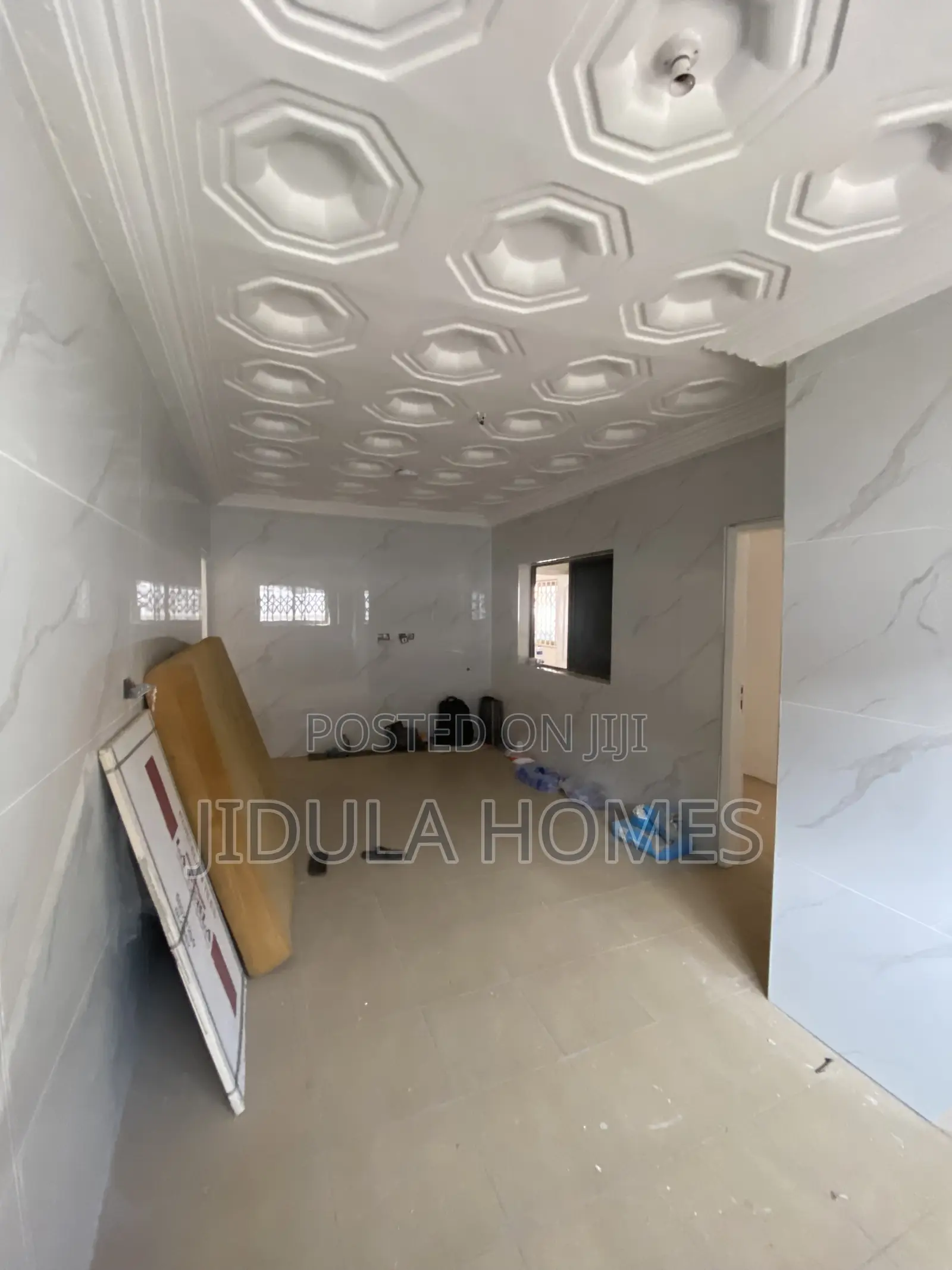 5bdrm Apartment in Ashale Botwe, School Junction for rent