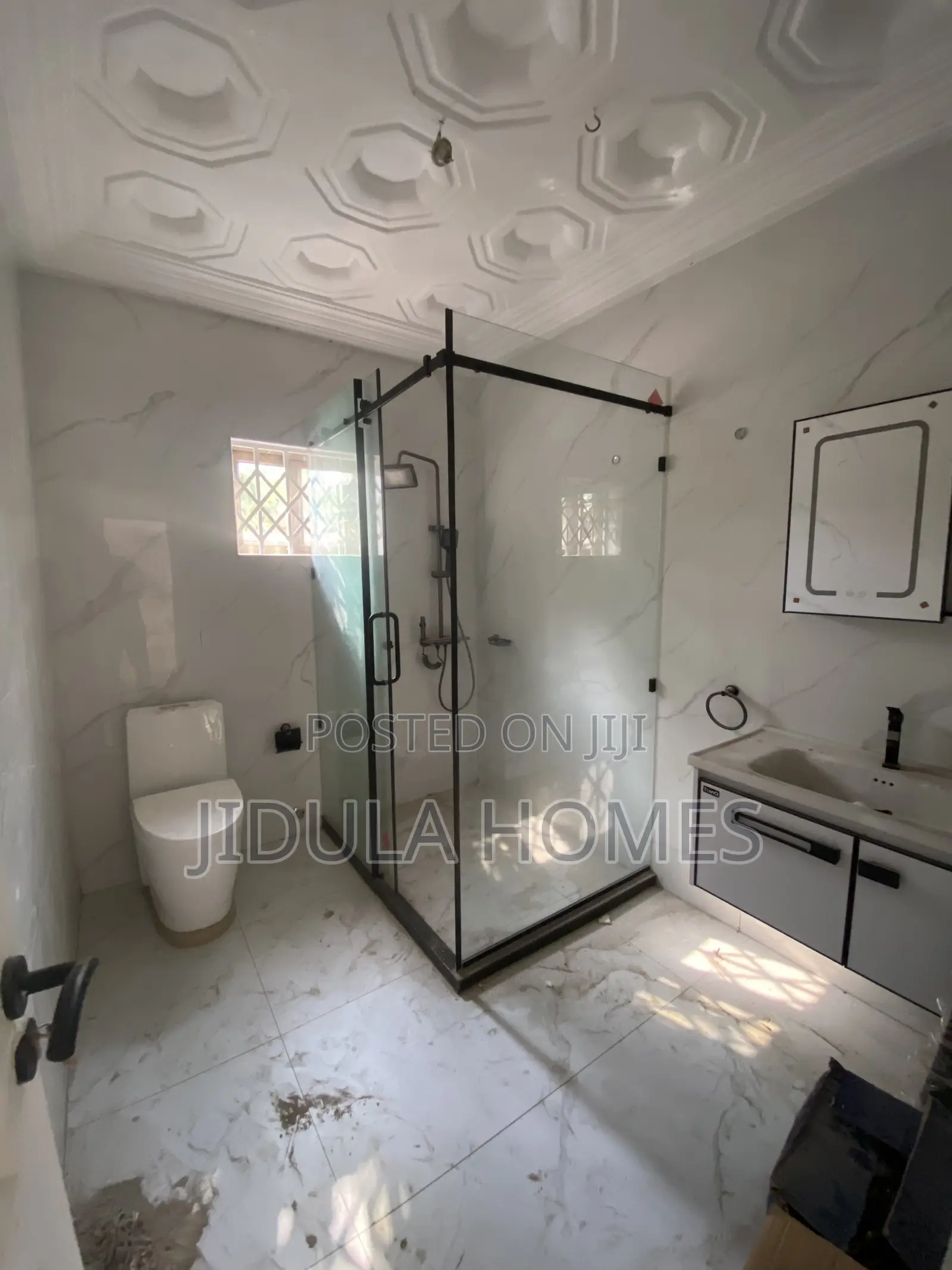 5bdrm Apartment in Ashale Botwe, School Junction for rent