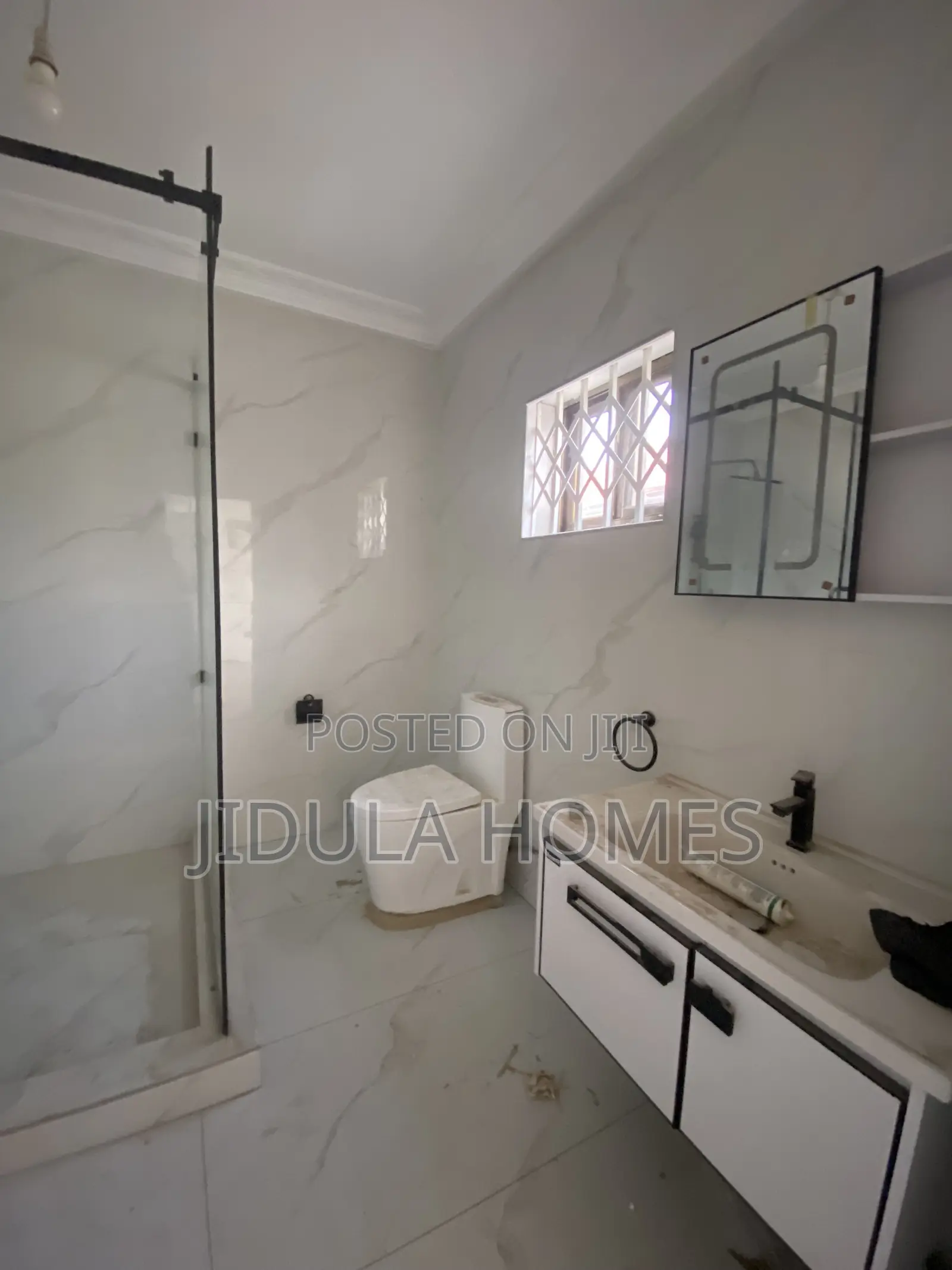 5bdrm Apartment in Ashale Botwe, School Junction for rent