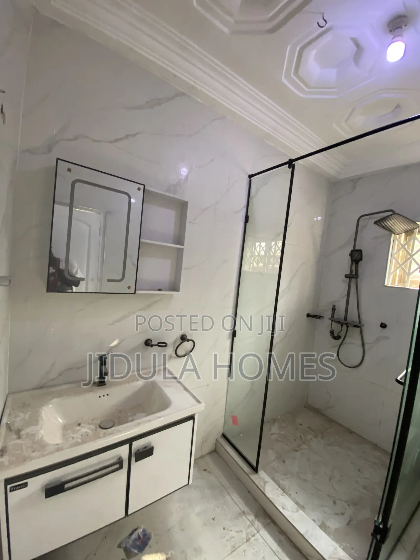 5bdrm Apartment in Ashale Botwe, School Junction for rent