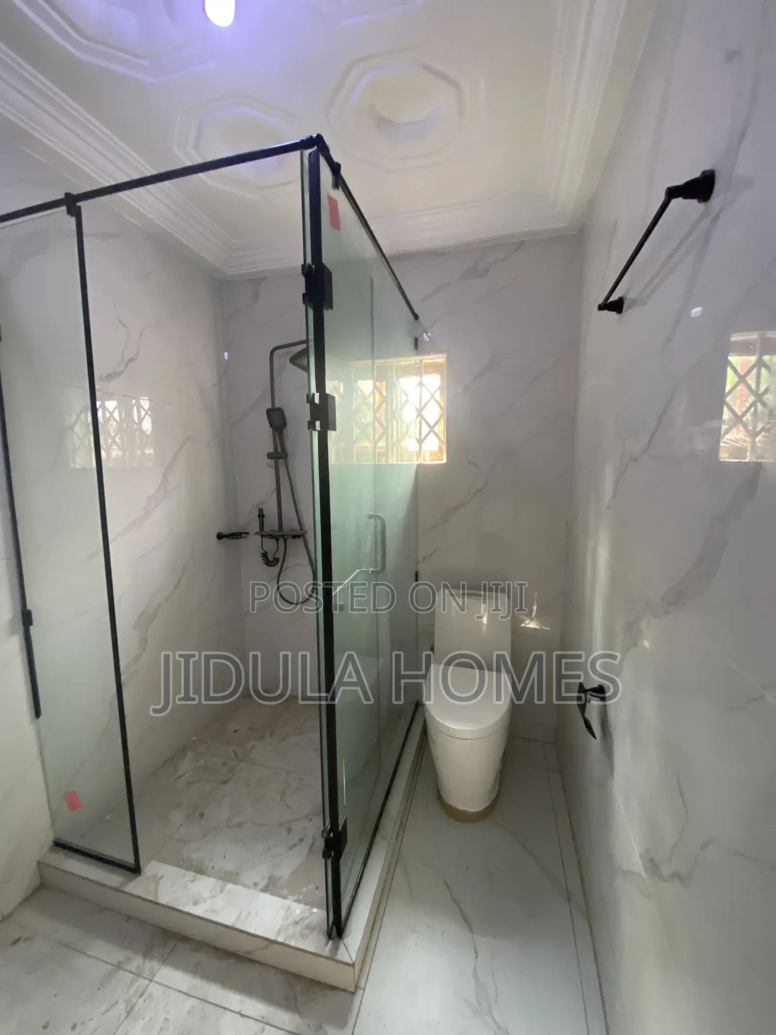 5bdrm Apartment in Ashale Botwe, School Junction for rent