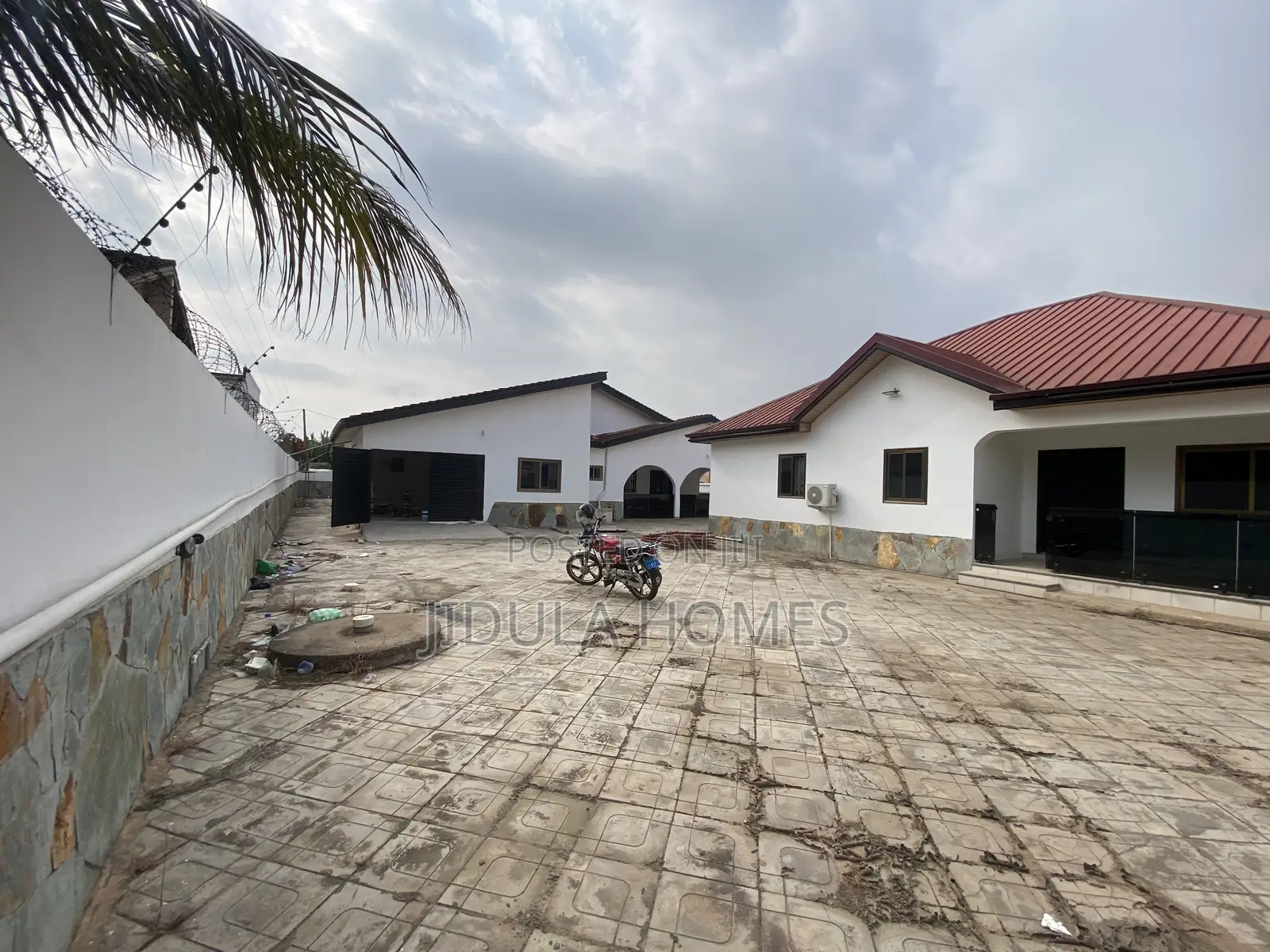 5bdrm Apartment in Ashale Botwe, School Junction for rent