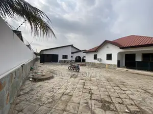 5bdrm Apartment in Ashale Botwe, School Junction for rent