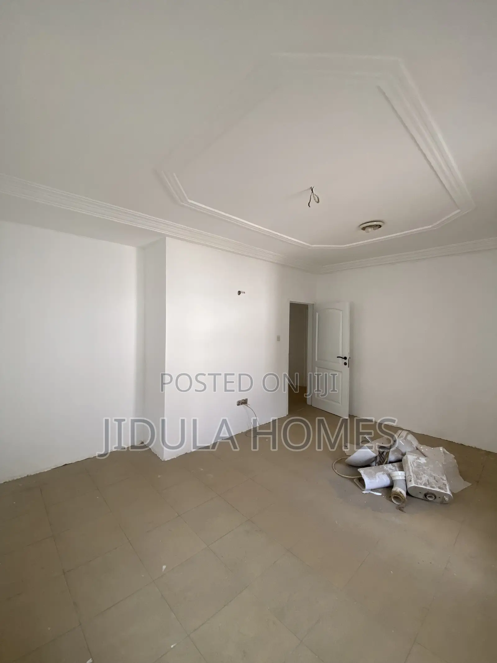 5bdrm Apartment in Ashale Botwe, School Junction for rent