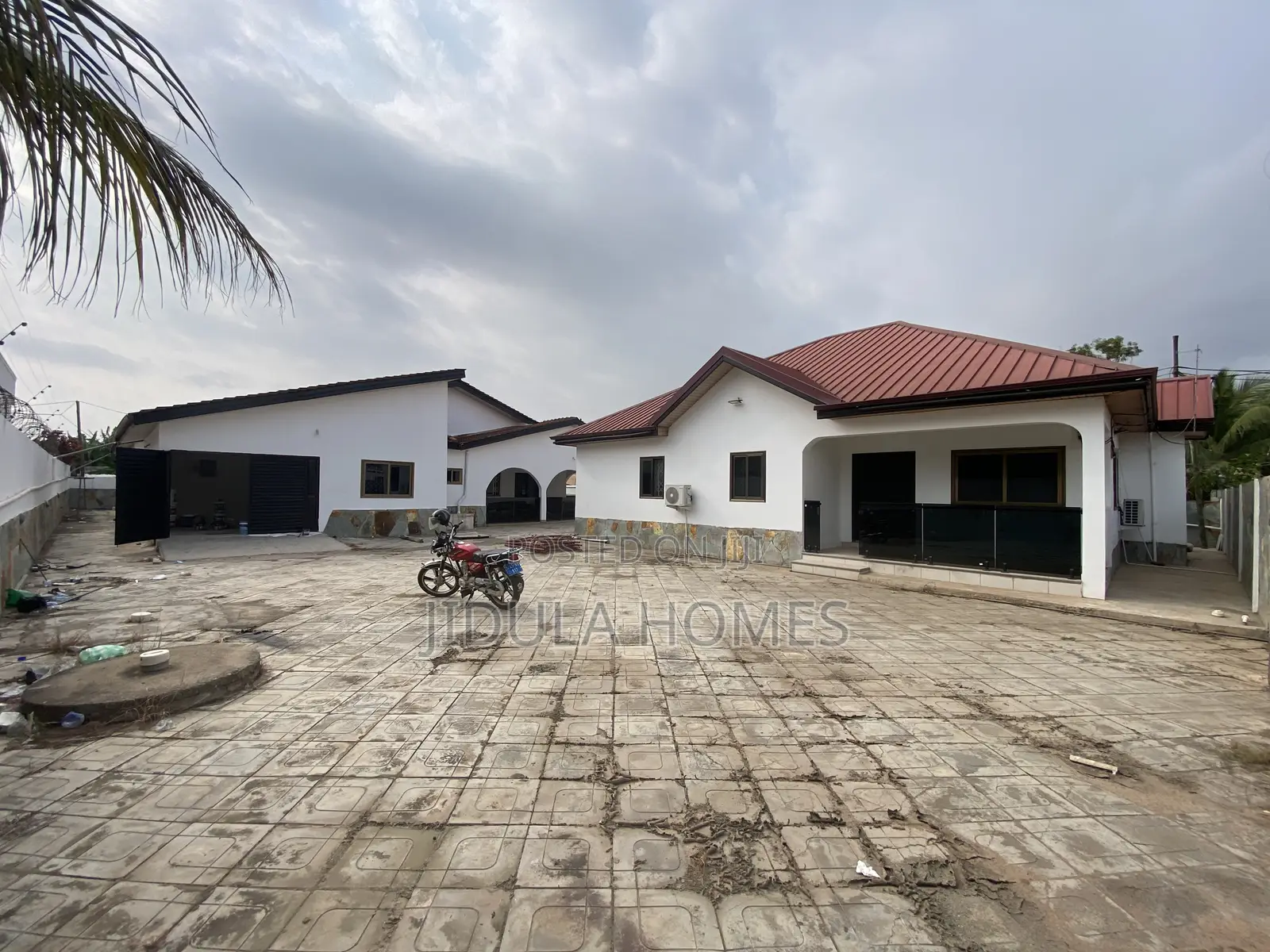5bdrm Apartment in Ashale Botwe, School Junction for rent