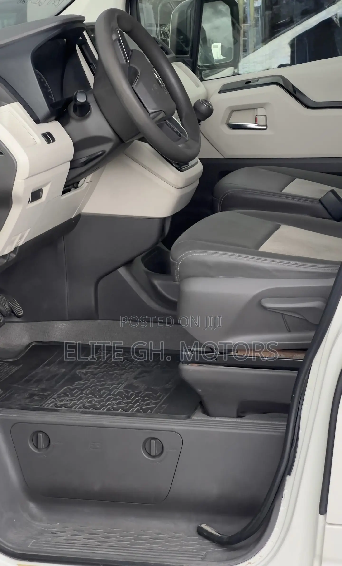 Toyota HiAce 2021 White