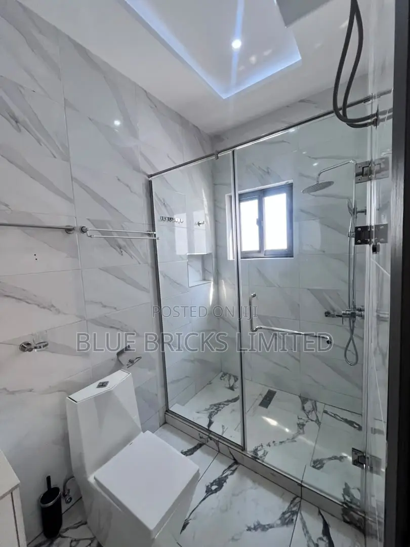 4bdrm House in Ashaley Botwe, School Junction for rent