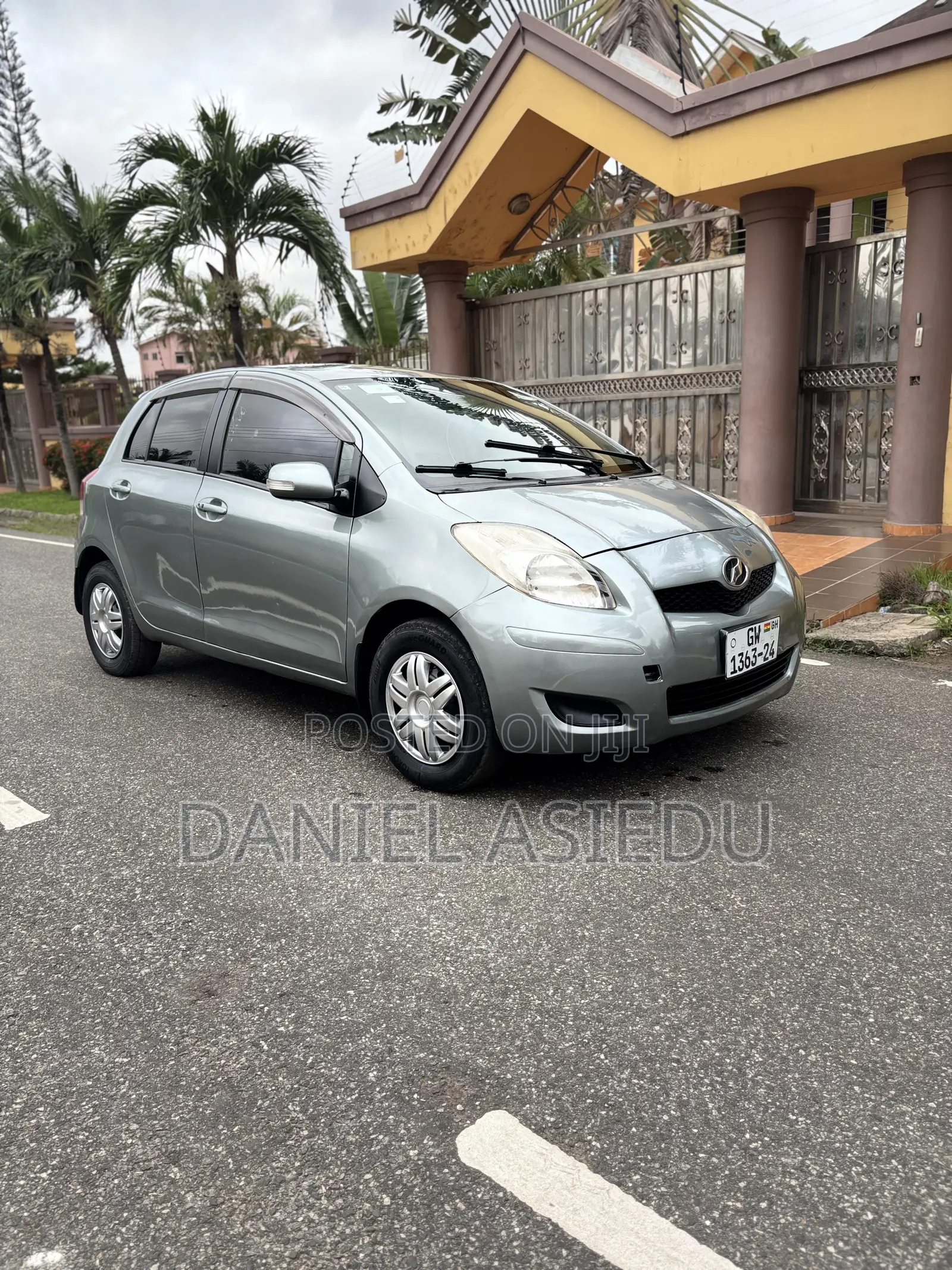 Toyota Vitz 1.3 AWD 3dr 2010 Gray