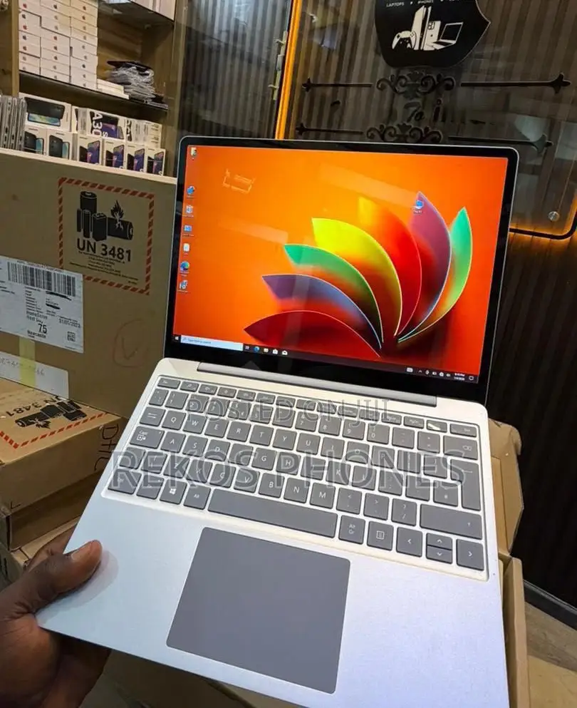 New Laptop Microsoft Surface Go 16GB Intel Core i5 SSD 256GB