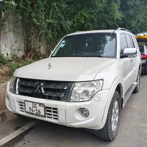 Mitsubishi Pajero 2016 White