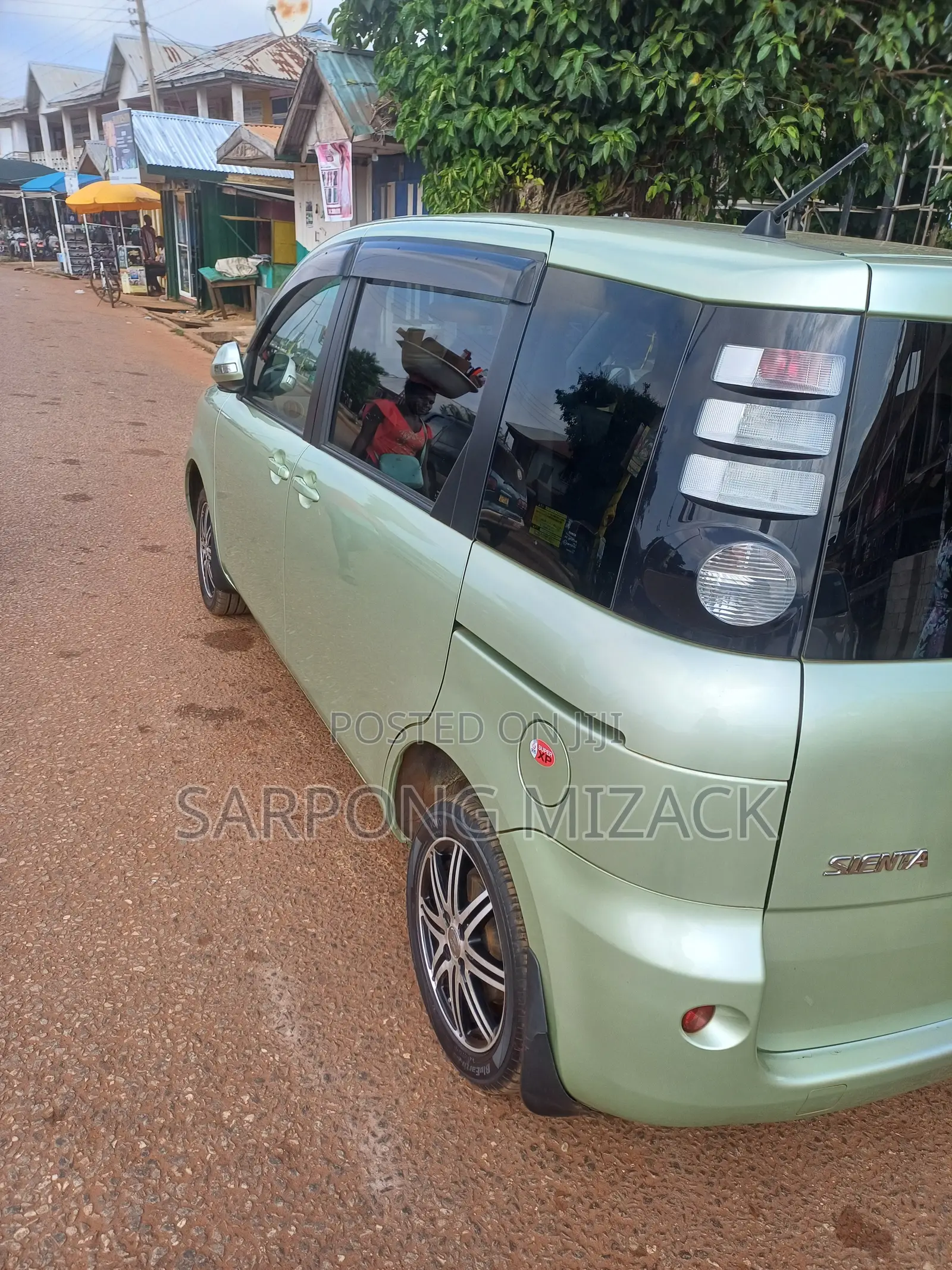 Toyota Sienta 1.5 AWD 2011 Green