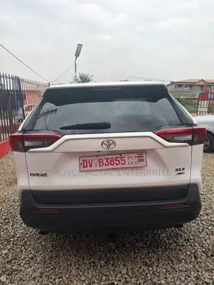 Toyota RAV4 XLE 2022 White