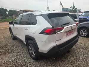Toyota RAV4 XLE 2022 White