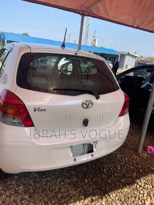 Toyota Vitz 2010 White