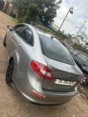 Ford Fiesta SE 4dr Sedan (1.6L 4cyl 5M) 2014 Gray