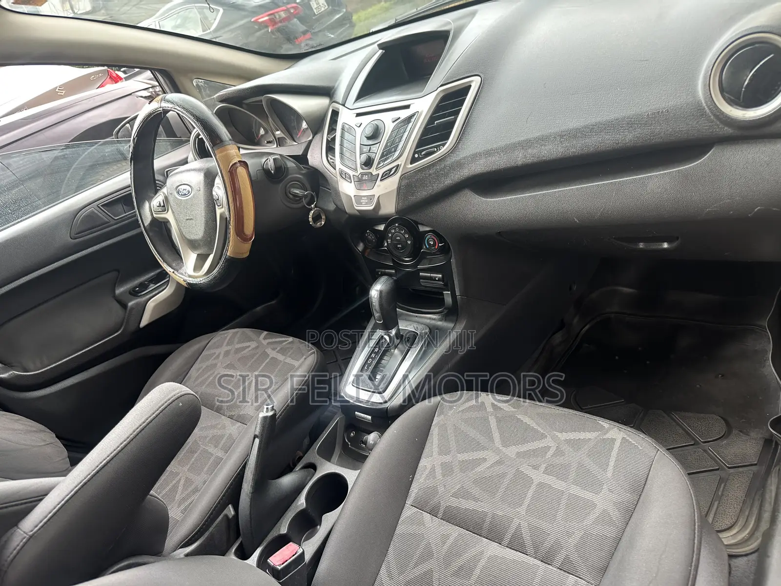 Ford Fiesta SE 4dr Sedan (1.6L 4cyl 5M) 2014 Gray