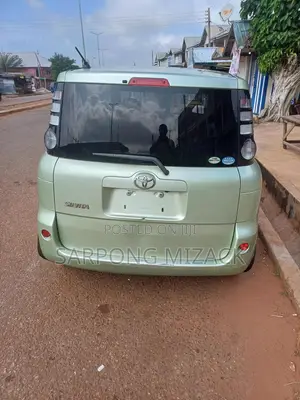 Toyota Sienta 1.5 AWD 2011 Green