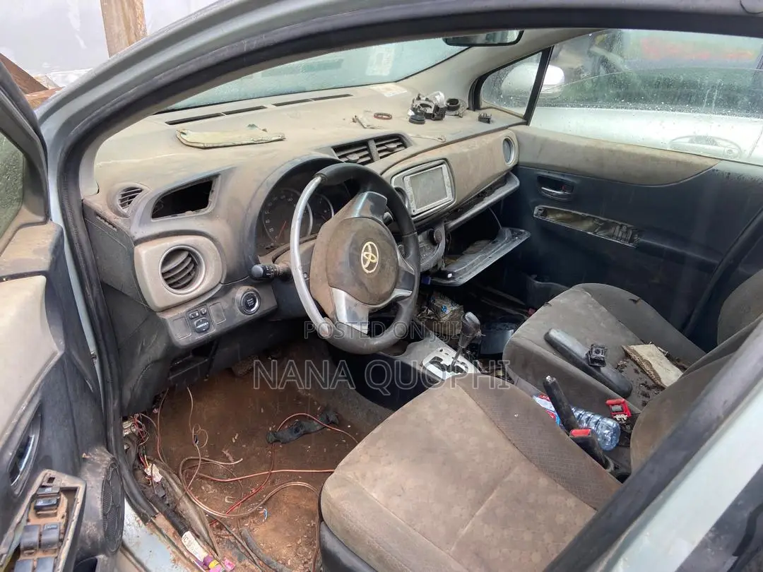 Toyota Vitz 2012 Silver