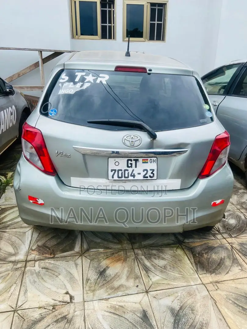 Toyota Vitz 2012 Silver