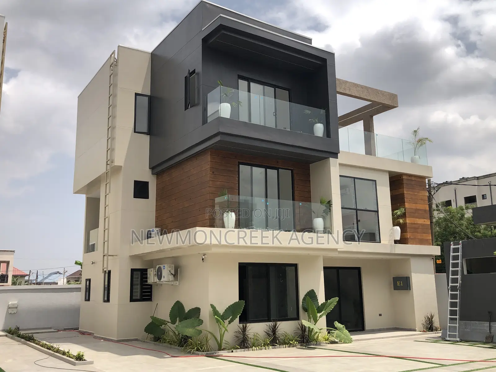 5bdrm Duplex in East Legon Hills, Accra Metropolitan for sale