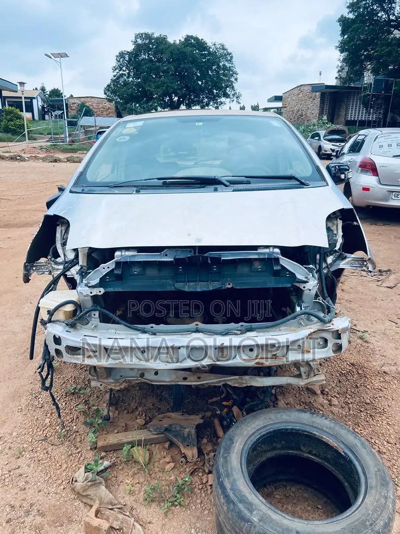 Toyota Vitz 2012 Silver