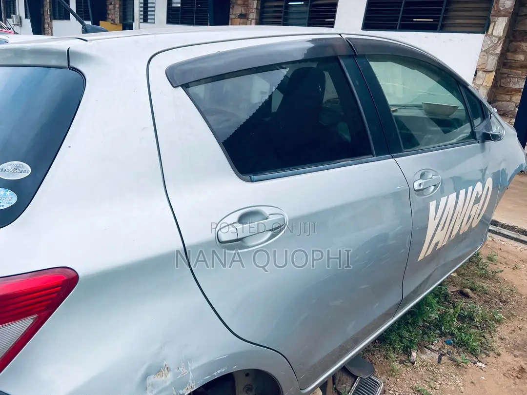 Toyota Vitz 2012 Silver