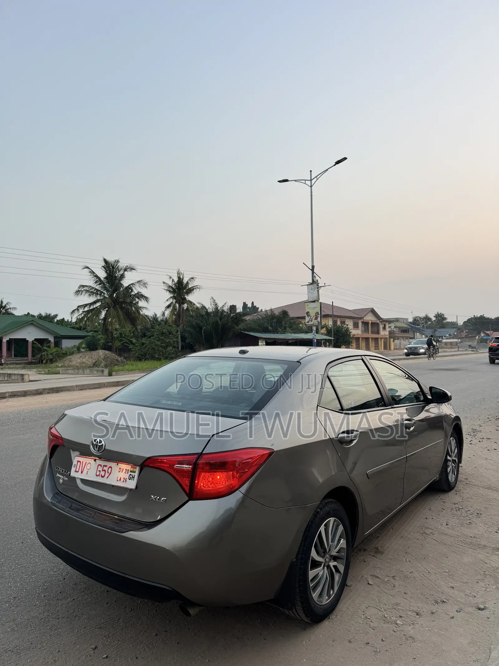 Toyota Corolla XLE 4dr Sedan (1.8L 4cyl CVT) 2017 Gray