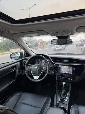 Toyota Corolla XLE 4dr Sedan (1.8L 4cyl CVT) 2017 Gray