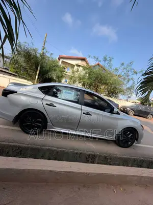 Nissan Sentra SR 4dr Sedan (1.8L 4cyl CVT) 2014 Silver