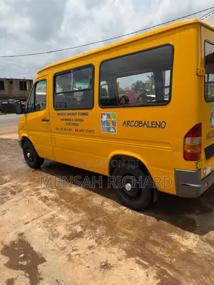 Mercedes-Benz Sprinter 1995 Yellow