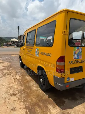 Mercedes-Benz Sprinter 1995 Yellow
