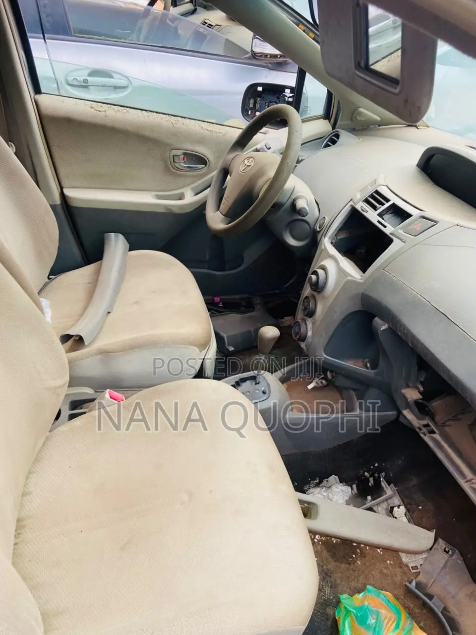 Toyota Vitz 2010 Silver