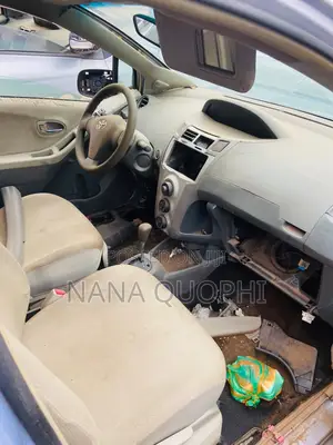 Toyota Vitz 2010 Silver