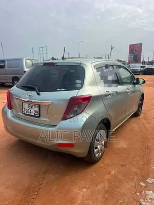 Toyota Vitz 2015 Silver