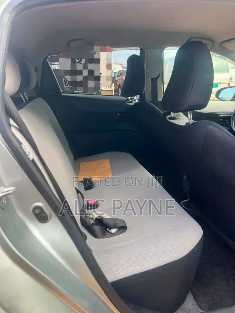 Toyota Vitz 2015 Silver