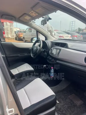 Toyota Vitz 2015 Silver