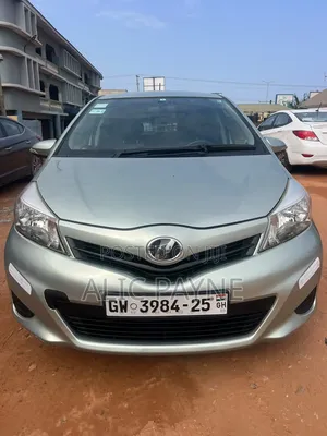 Toyota Vitz 2015 Silver
