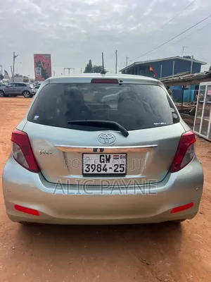 Toyota Vitz 2015 Silver