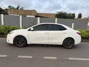 Toyota Corolla LE 4dr Sedan (1.8L 4cyl CVT) 2014 White